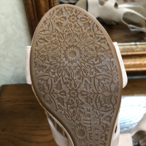 NWOT Bettye Muller Concept womens platform sandals.  Size 7.  Bone.  Faux suede. - Picture 11 of 11